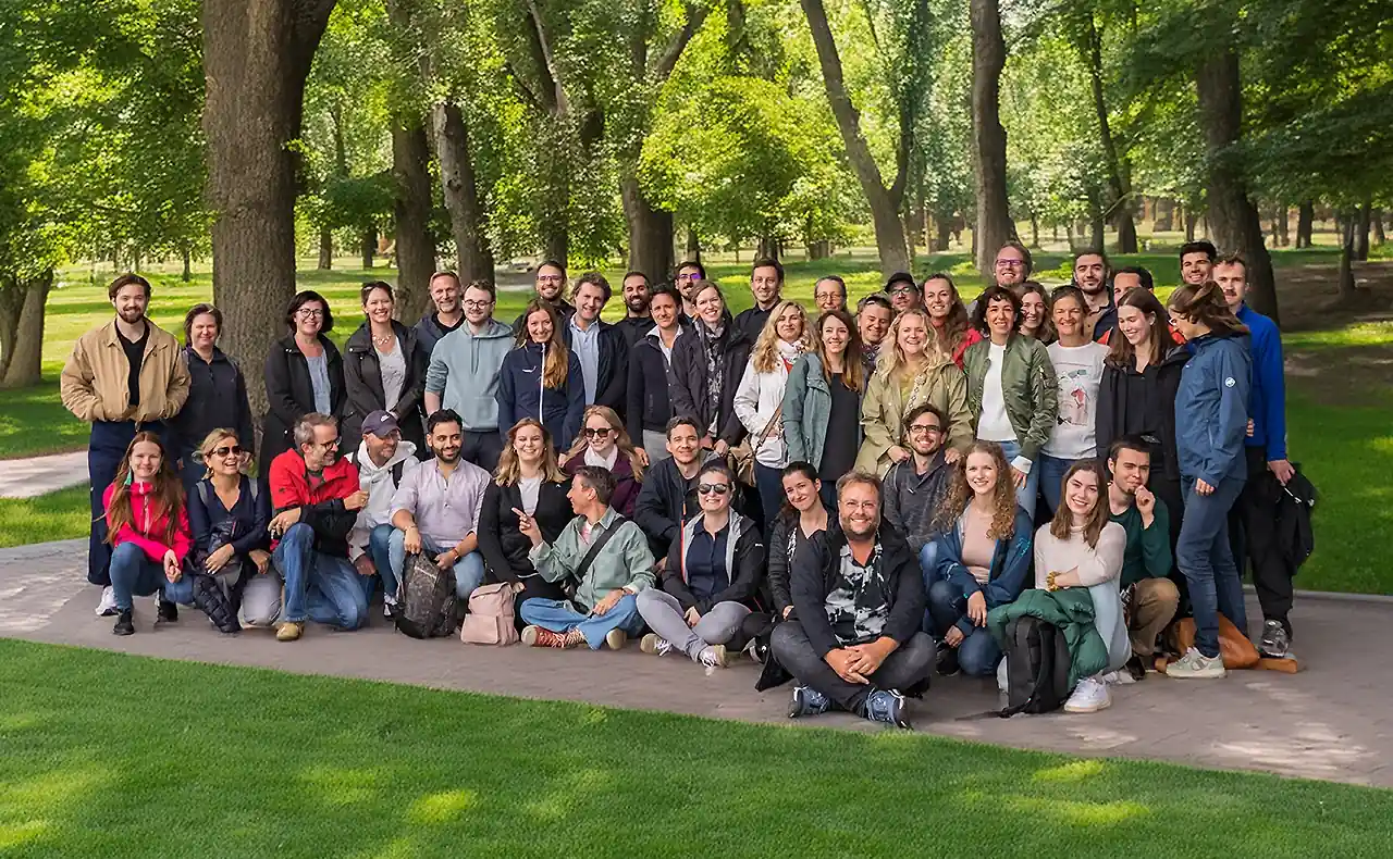 Gruppenfoto von marketmind in einem Park auf der Teamreise Kopenhangen 2023.
