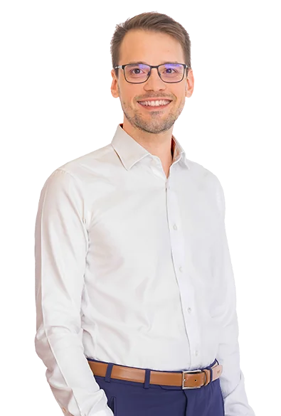 Portrait von Mag. Daniel Winzer im Business Outfit