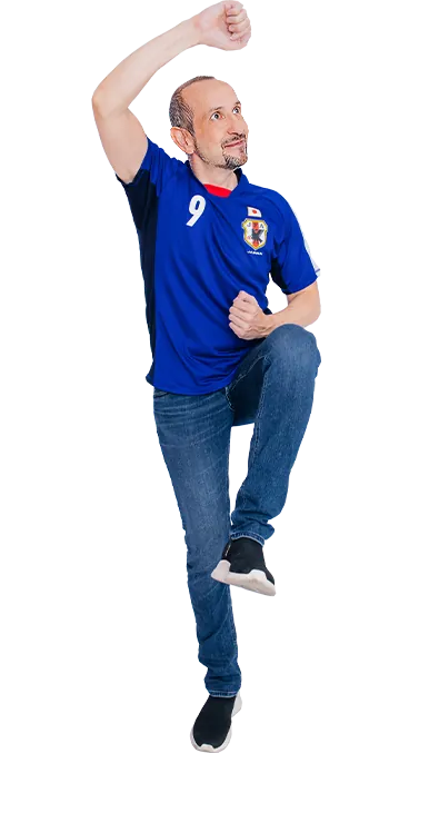 Mag. Bernhard Steger jubelt in Fussballpose mit erhobener Faust und energischem Schritt nach vorne – sportlich, leidenschaftlich und voller Teamgeist.