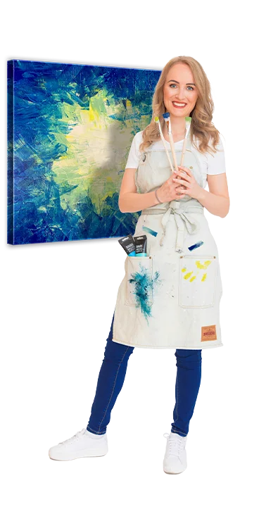 Ricarda Carina Rainer, MSc trägt eine Malerschürze mit Farbflecken, hält Pinsel und Farbe, im Hintergrund ein abstraktes, farbenfrohes Kunstwerk - kreativ, künstlerisch und ausdrucksstark.