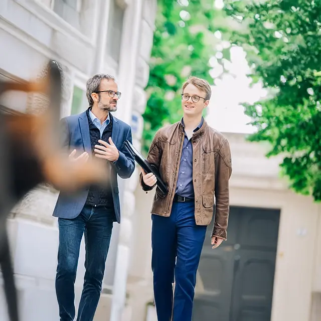 Stefan Schiel and Jan-Michael Bussmann chat on their way to a client meeting. The atmosphere between the two is lively and friendly.
