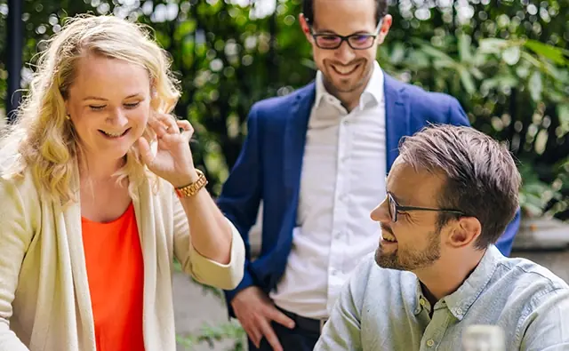 Daniel Winzer and Kerstin Hofer discuss a segmentation project with Andreas Kritsch in a pleasant atmosphere.