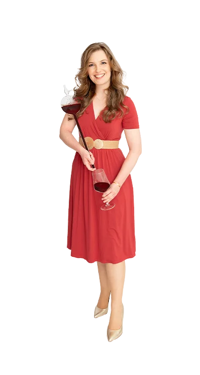 Viktoria Groiss holds a wine thermometer in one hand and a wine glass in the other - as a passionate wine lover, details matter to her.